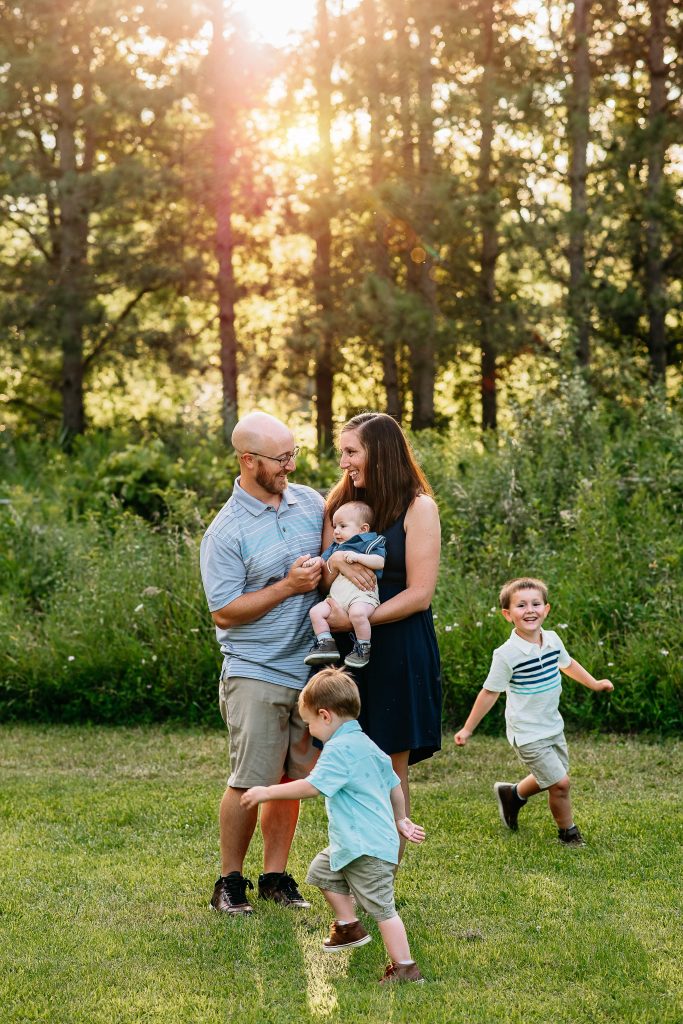 fox valley photographer family poses by daphodil photo